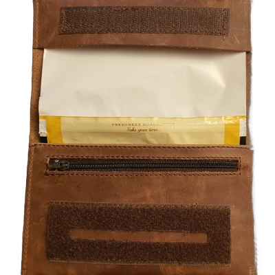 Kožna torbica za duvan sa posebnim pregradama za pribor