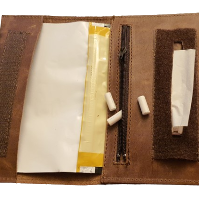 Kožna torbica za duvan sa posebnim pregradama za pribor