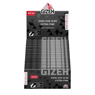 Izložbena kutija (box) crnih BLACK King Size Slim4 papirića za motanje sa magnetnim zatvaranjem, prikazana frontalno na beloj pozadini.